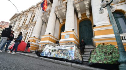 Vigilia de la COB en plaza Murillo