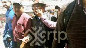 Juan Carlos Huarachi mostrando su herida en La Paz