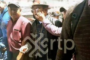 Juan Carlos Huarachi mostrando su herida en La Paz