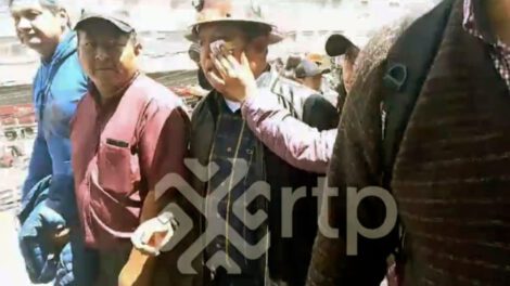 Juan Carlos Huarachi mostrando su herida en La Paz