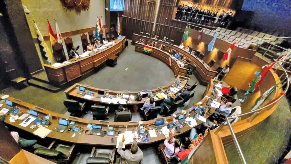 Senadores en Uyuni para evitar vigilias en el Parlamento