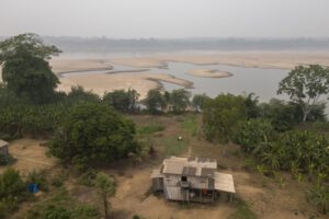 Fotografía aérea donde se observa una casa a orillas del río Madeira este martes en Porto Velho Brasil