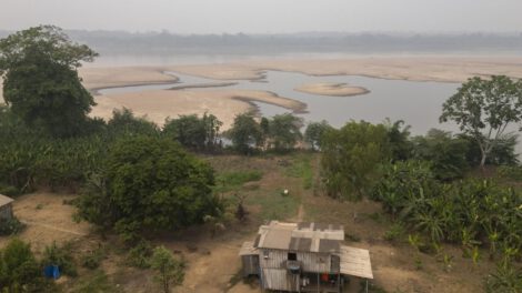 Fotografía aérea donde se observa una casa a orillas del río Madeira este martes en Porto Velho Brasil