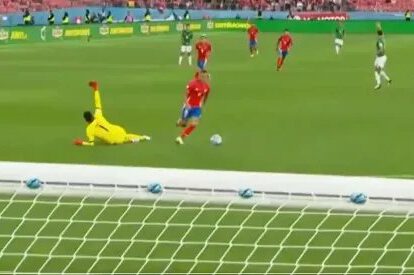 Lesión de Lampe durante el partido y gol de Vargas