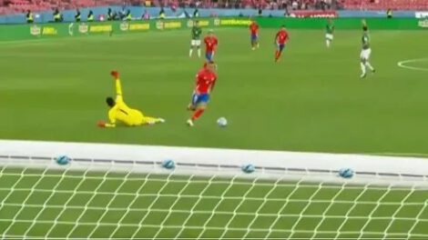 Lesión de Lampe durante el partido y gol de Vargas