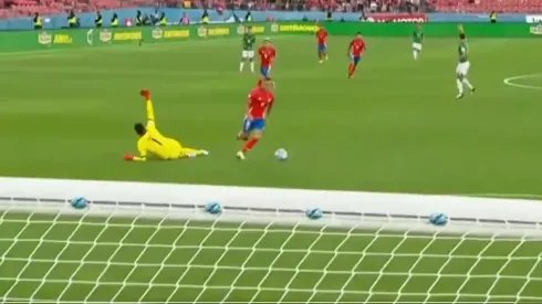 Lesión de Lampe durante el partido y gol de Vargas