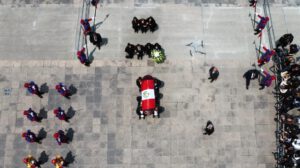Fotografía aérea del féretro de Alberto Fujimori en Lima, Perú