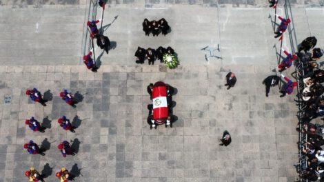 Fotografía aérea del féretro de Alberto Fujimori en Lima, Perú