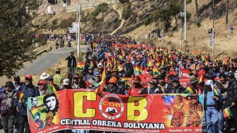 Una marcha organizada por la COB en La Paz exigiendo demandas económicas
