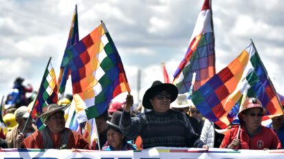 Evo Morales marcha por la democracia en medio de incendios forestales