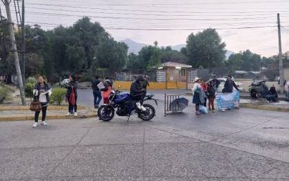 Padres de familia protestan por la falta de acuerdo sobre el POA 2025