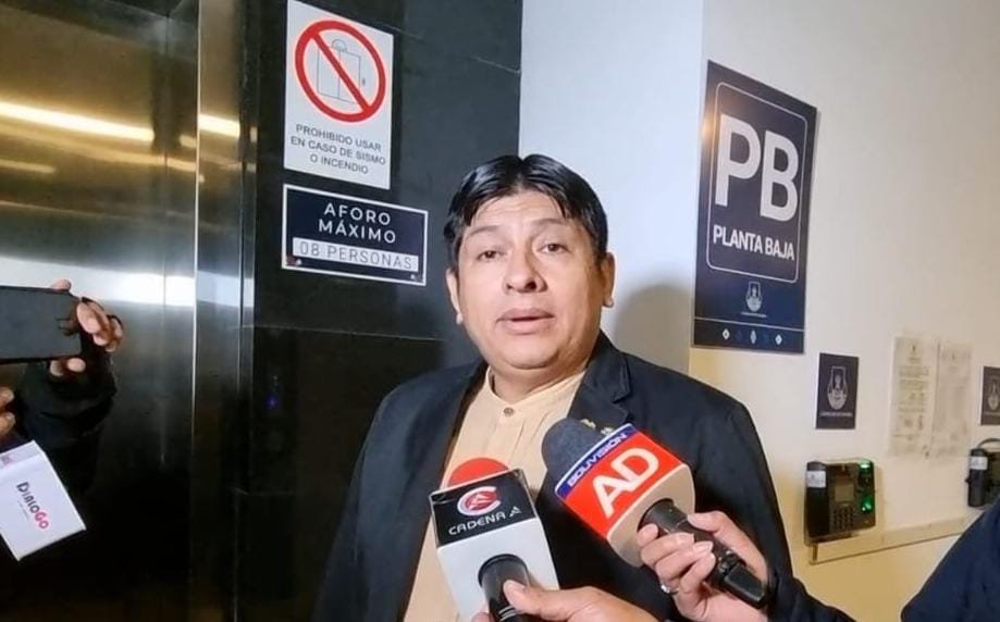 El diputado Cuellar exige al Gobierno cancelar referendo tras nuevas observaciones del TSE