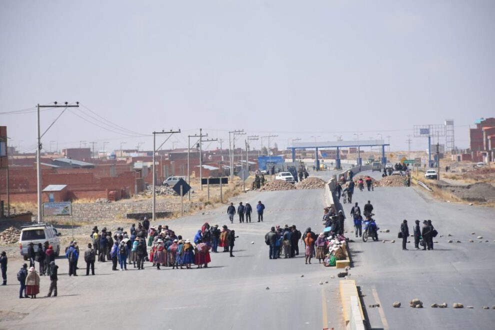 Bloqueo de caminos en La Paz por la Federación de Trabajadores Campesinos