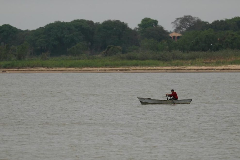 Fotografía del Río Paraguay con niveles mínimos históricos
