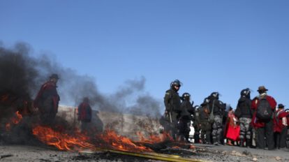 Bloqueo de caminos en Bolivia por los Ponchos Rojos