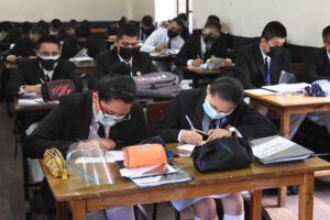 Regreso a clases presenciales en Cochabamba con barbijos