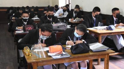 Regreso a clases presenciales en Cochabamba con barbijos