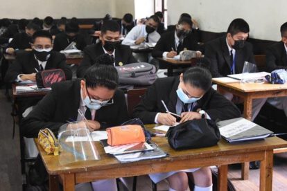 Regreso a clases presenciales en Cochabamba con barbijos