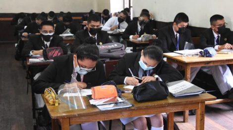 Regreso a clases presenciales en Cochabamba con barbijos