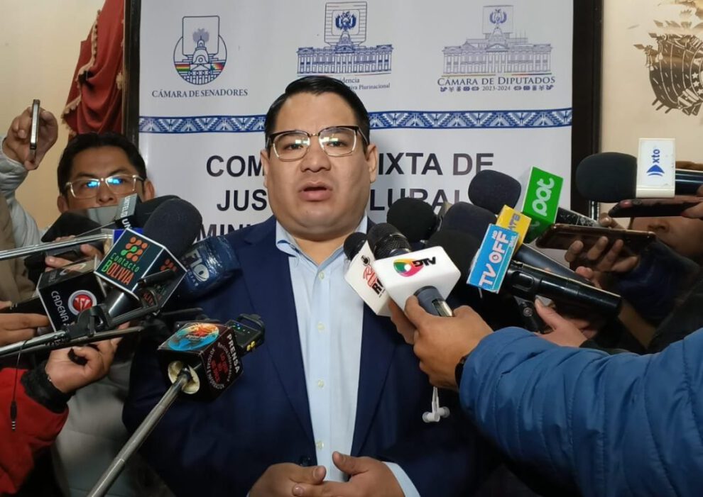 Róger Mariaca se postula para Fiscal General