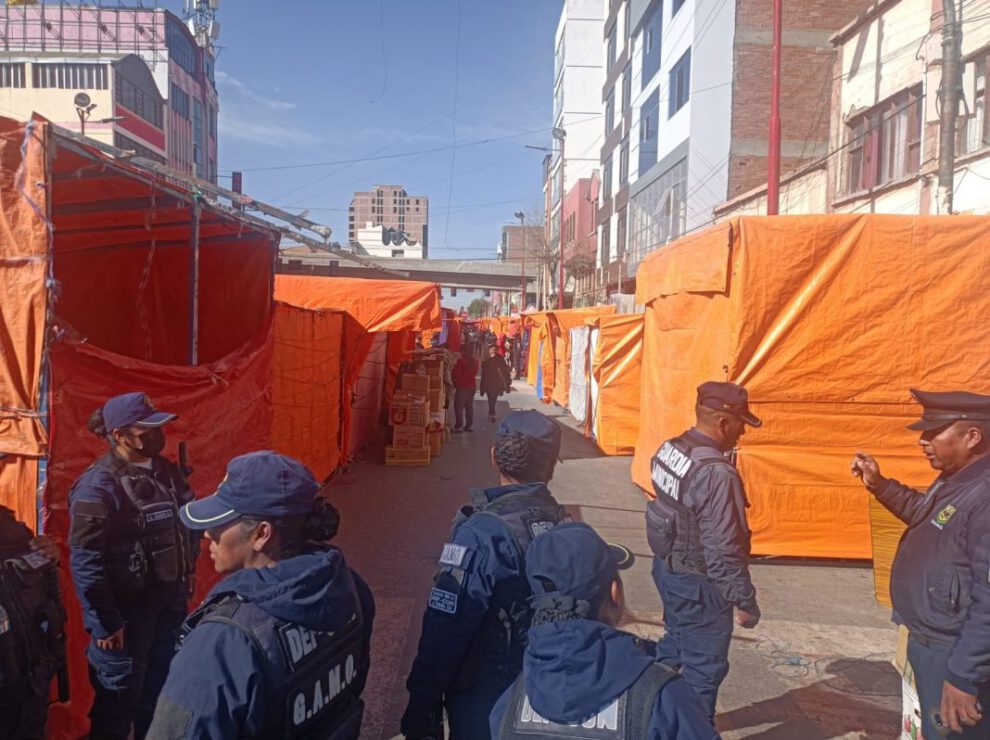 Comerciantes en la 6 de Agosto causando desorden vial