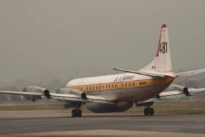 Avión cisterna y helicóptero para combatir incendios en Bolivia