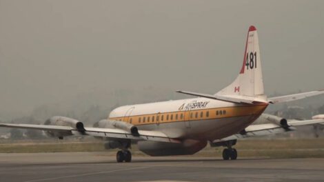 Avión cisterna y helicóptero para combatir incendios en Bolivia