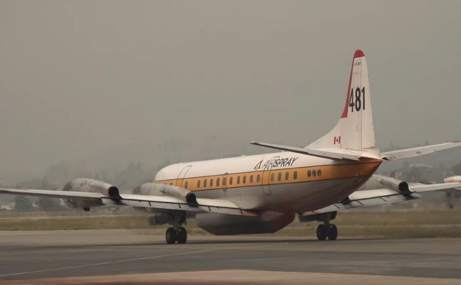 Avión cisterna y helicóptero para combatir incendios en Bolivia