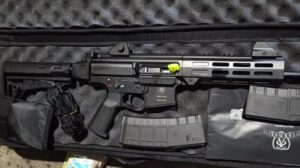 Incautan arsenal de fusiles AK-47 en aeropuerto de Santa Cruz