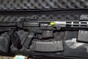 Incautan arsenal de fusiles AK-47 en aeropuerto de Santa Cruz