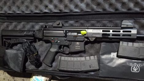 Incautan arsenal de fusiles AK-47 en aeropuerto de Santa Cruz