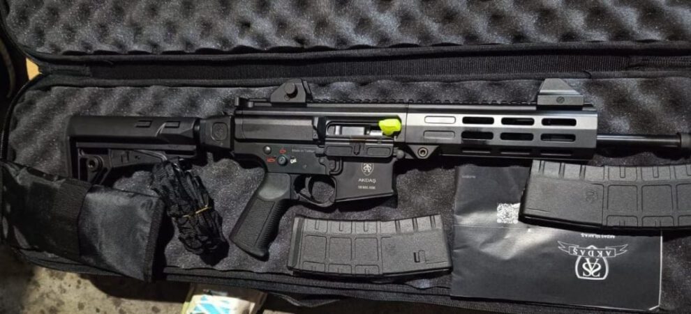 Incautan arsenal de fusiles AK-47 en aeropuerto de Santa Cruz