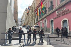 Marcha evista en La Paz con resguardo policial en Plaza Murillo