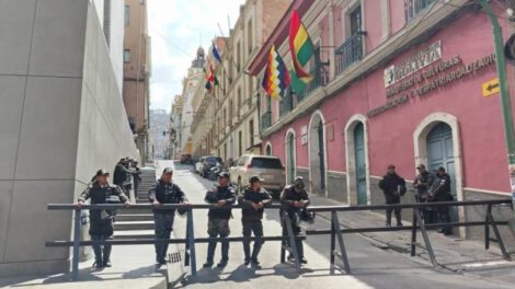 Marcha evista en La Paz con resguardo policial en Plaza Murillo