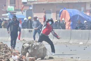Disturbios en El Alto durante enfrentamiento entre seguidores de Arce y Morales