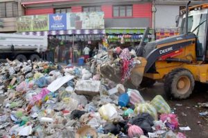 Crisis de basura en Cochabamba tras bloqueo del botadero