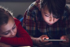 Sobreexposición a pantallas en niños y su impacto en el desarrollo