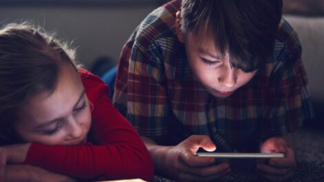 Sobreexposición a pantallas en niños y su impacto en el desarrollo