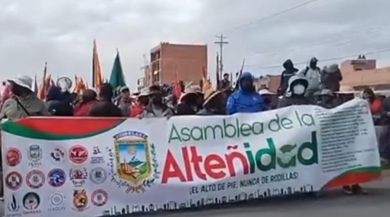 Marcha de la Asamblea de la Alteñidad exigiendo la detención de Evo Morales