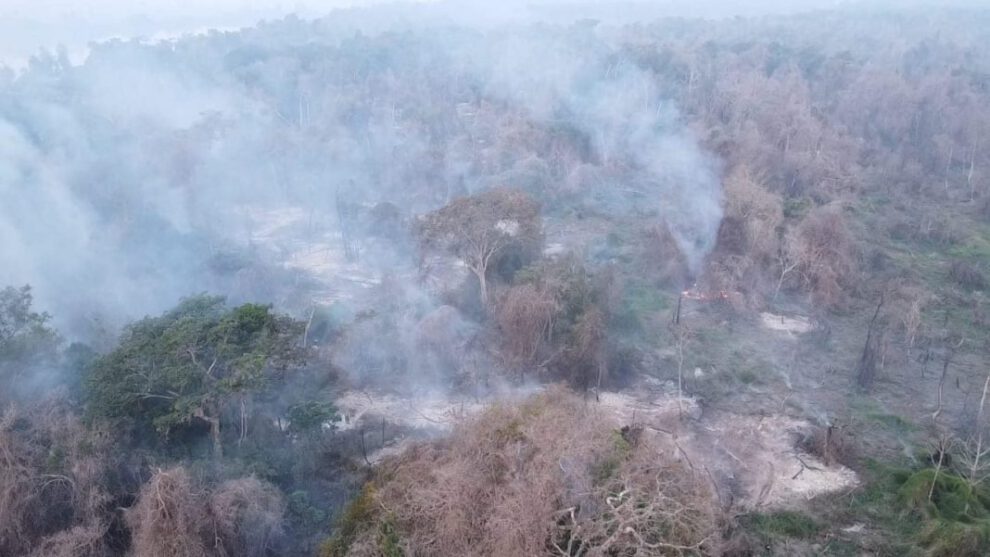 Bombardeo de nubes para combatir incendios forestales en Santa Cruz