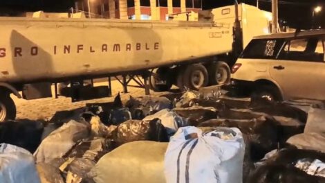 Contrabando de ropa americana oculta en tanque de camión cisterna