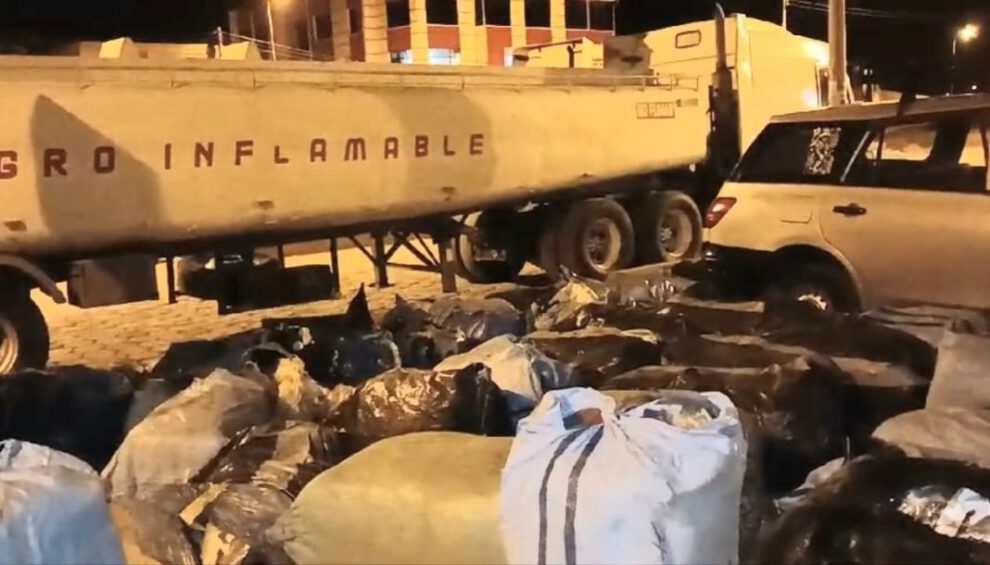 Contrabando de ropa americana oculta en tanque de camión cisterna