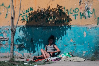 Pobreza urbana en Argentina alcanza casi el 53% en 2024