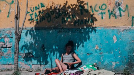 Pobreza urbana en Argentina alcanza casi el 53% en 2024