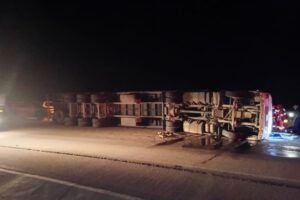 Conductor muere atrapado en su tractocamión