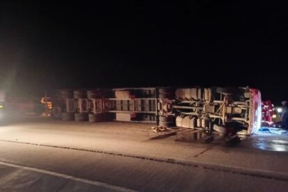 Conductor muere atrapado en su tractocamión