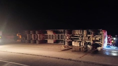 Conductor muere atrapado en su tractocamión