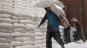 Entrega de harina a panaderos en Bolivia