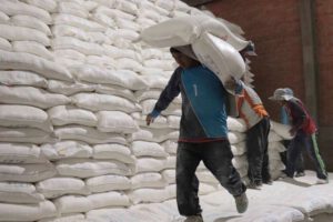Entrega de harina a panaderos en Bolivia