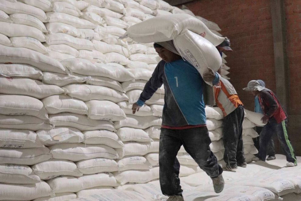 Entrega de harina a panaderos en Bolivia